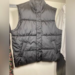 Old Navy Women's Black Puffer Vest